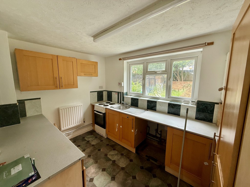 Lot: 146 - FREEHOLD PROPERTY ARRANGED AS TWO FLATS - Flat one kitchen